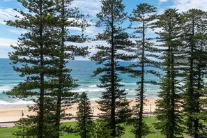 On the beach - Beachfront Beauty with 270° Views Short Level Walk to Manly (Manly)
