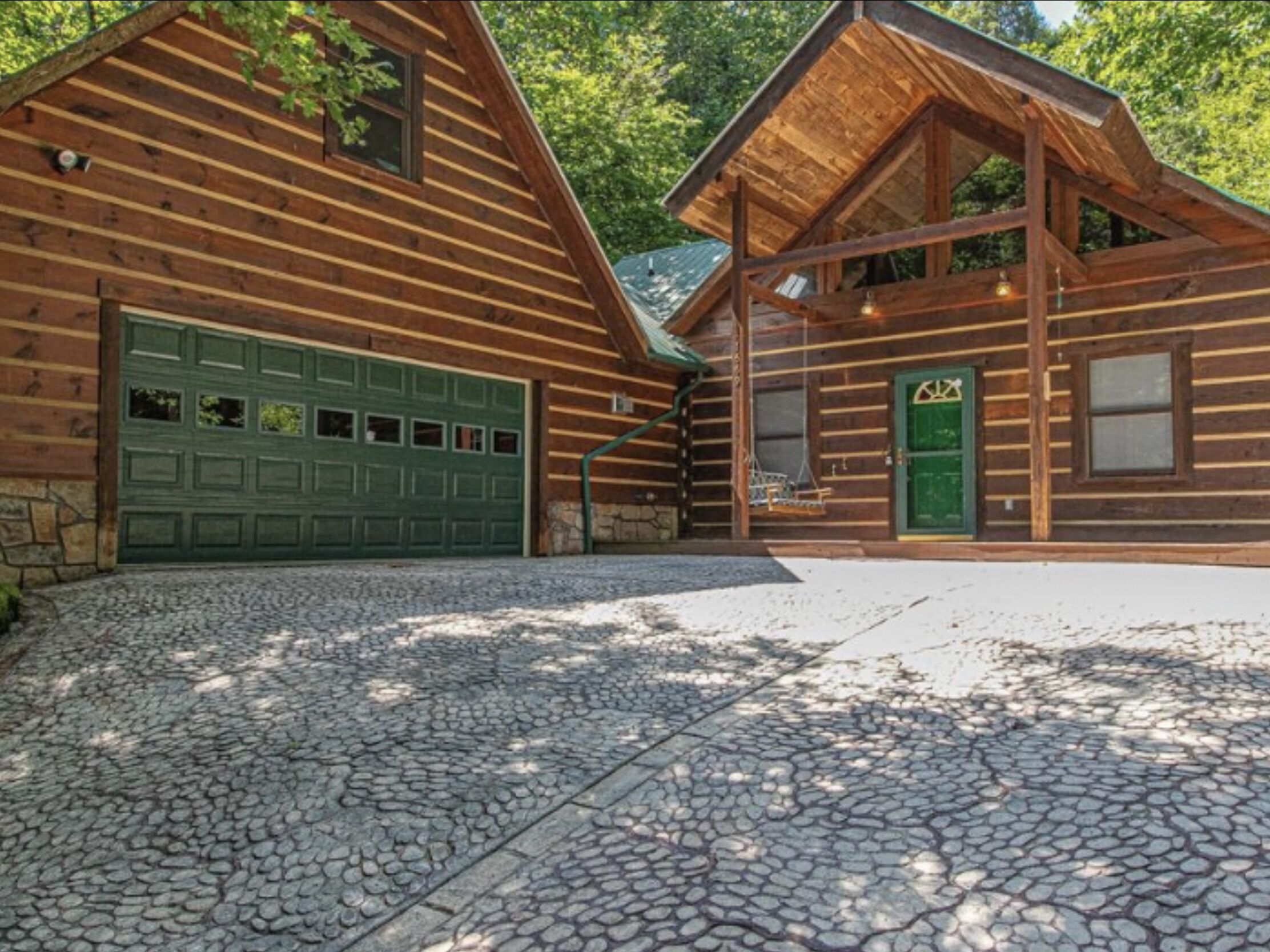 Stunning & Fresh 3\/2 Cabin in spacious forested lot with stream & goldfish pond