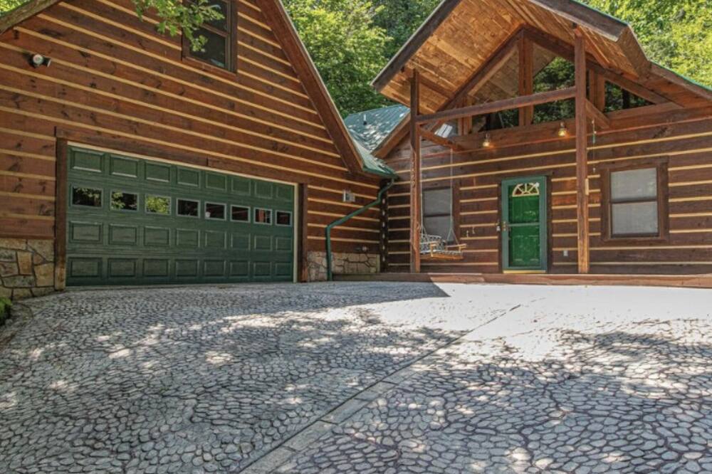 Stunning & Fresh 3\/2 Cabin in spacious forested lot with stream & goldfish pond