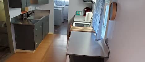 Frigorifero, microonde, forno, piano cottura