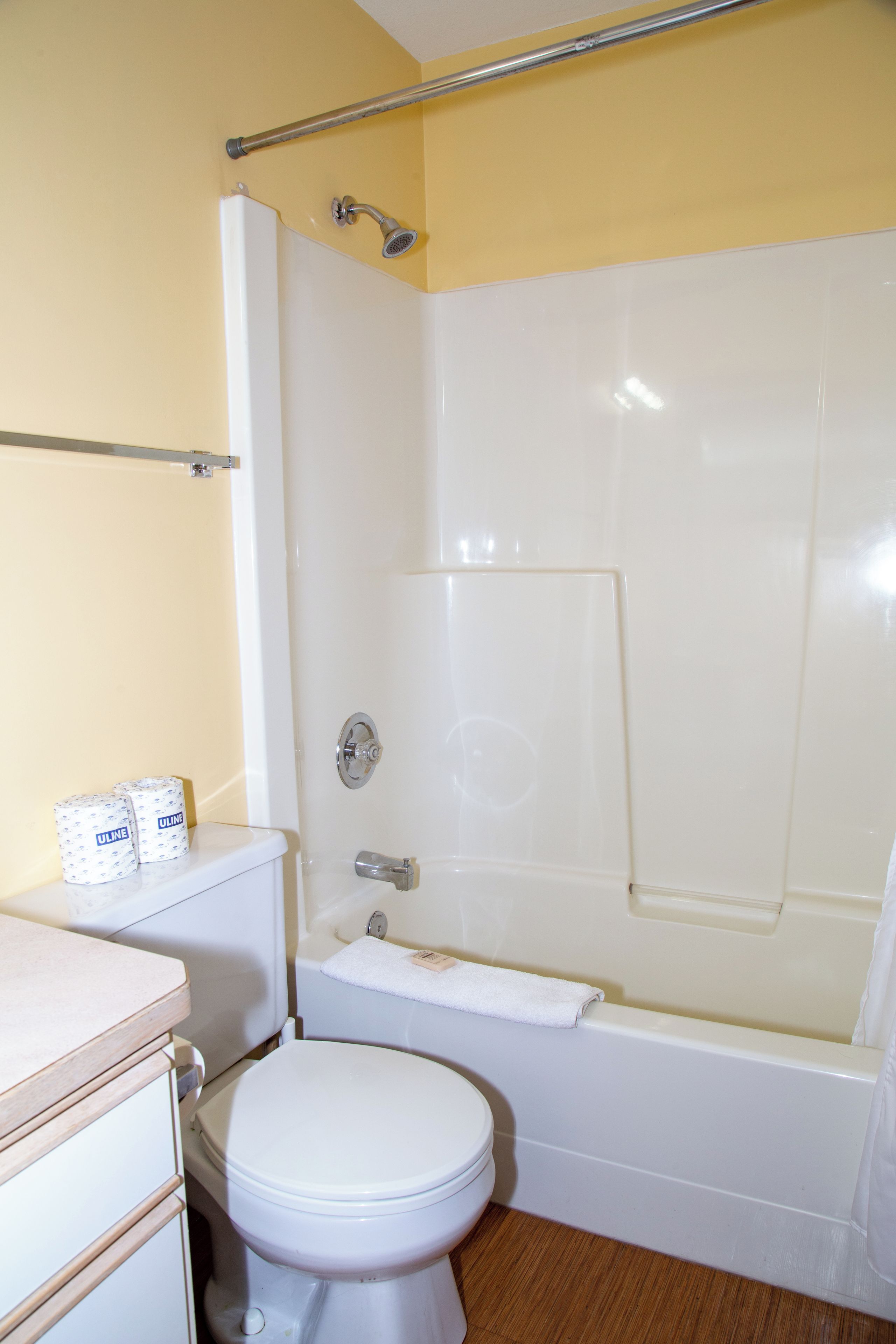 Ein Badezimmer mit Toilette, Badewanne und Dusche.