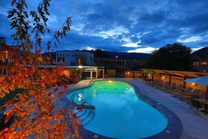 Una piscina al aire libre de temporada