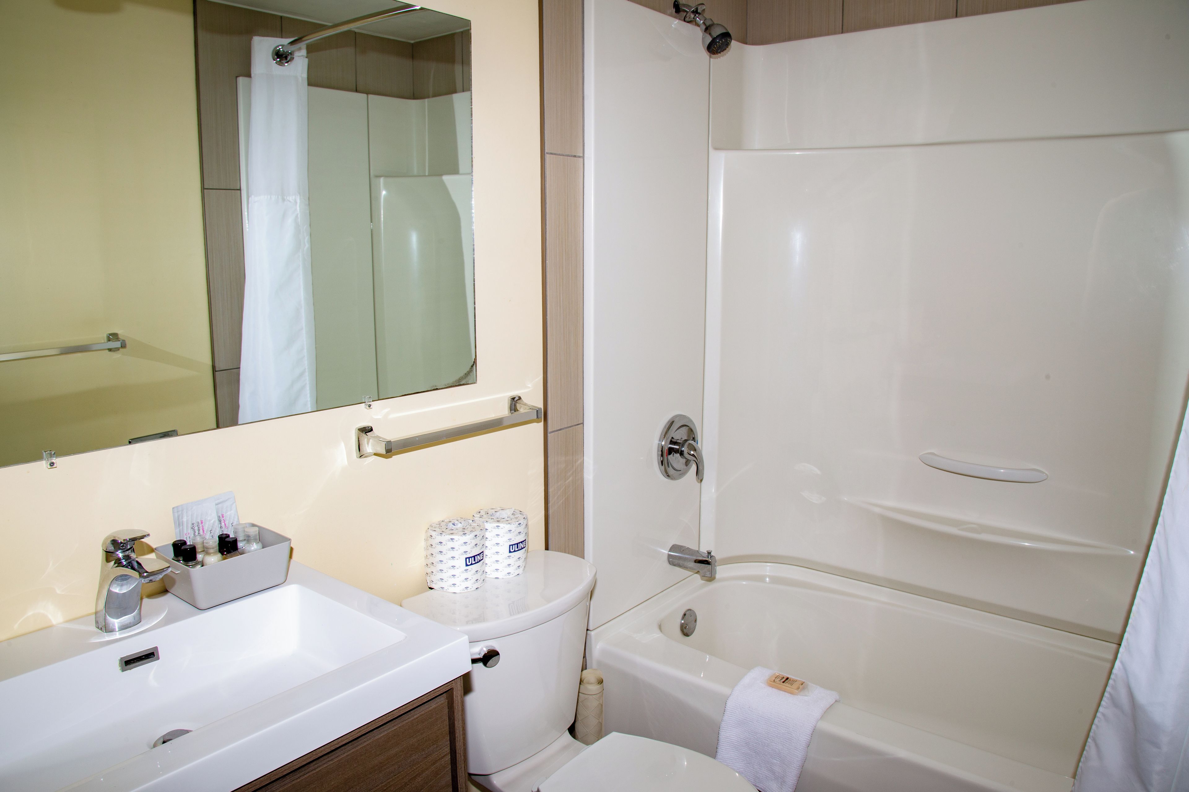 Une salle de bain avec un lavabo, des toilettes et une baignoire.