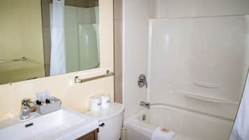 Une salle de bain avec un lavabo, des toilettes et une baignoire.