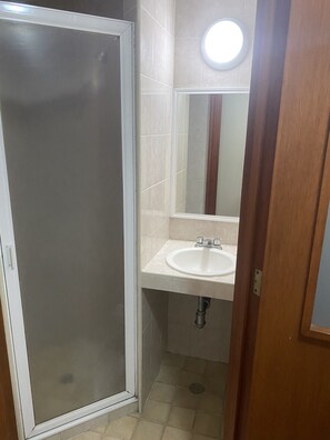 Basic Room | Bathroom | Shower, rainfall showerhead, hair dryer, bathrobes - Hotel Express Quinta Soledad (Mexico City)