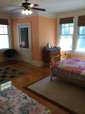 4 bedrooms, desk, iron/ironing board, free WiFi