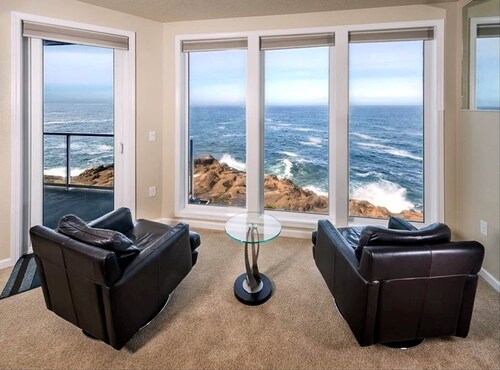 Oceanfront, Whale Watching, Pool - Captains Cove