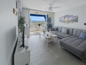 Smart TV, libros y oficina 