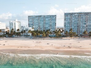En la playa, camastros y toallas de playa 