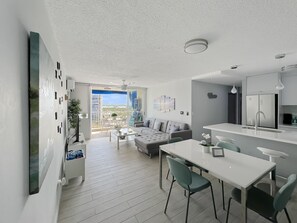 Smart TV, libros y oficina 