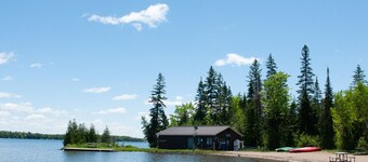 Cozy, Clean 3-bed-1-Bath Pet Friendly Cottage in The Kawarthas!