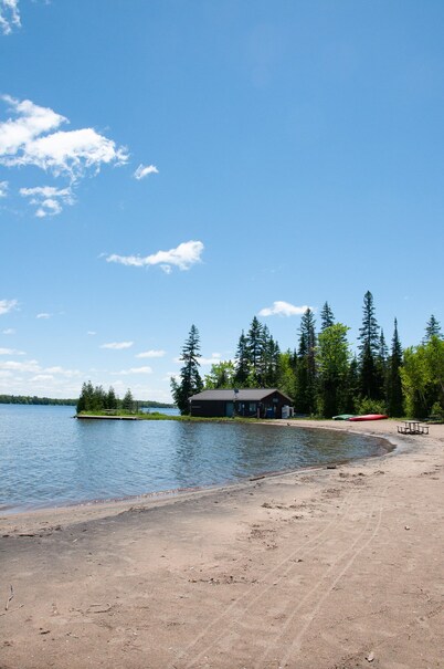 Cozy, Clean 3-bed-1-Bath Pet Friendly Cottage in The Kawarthas!