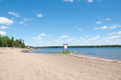 Cozy, Clean 3-bed-1-Bath Pet Friendly Cottage in The Kawarthas!