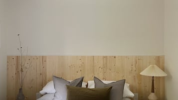 3 bedrooms, memory foam beds, desk, free WiFi