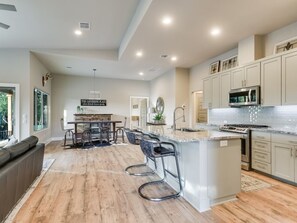 Fridge, microwave, oven, stovetop - Lago Vista Free Heated Pool Oasis-FirePit, Fishing (Lago Vista)