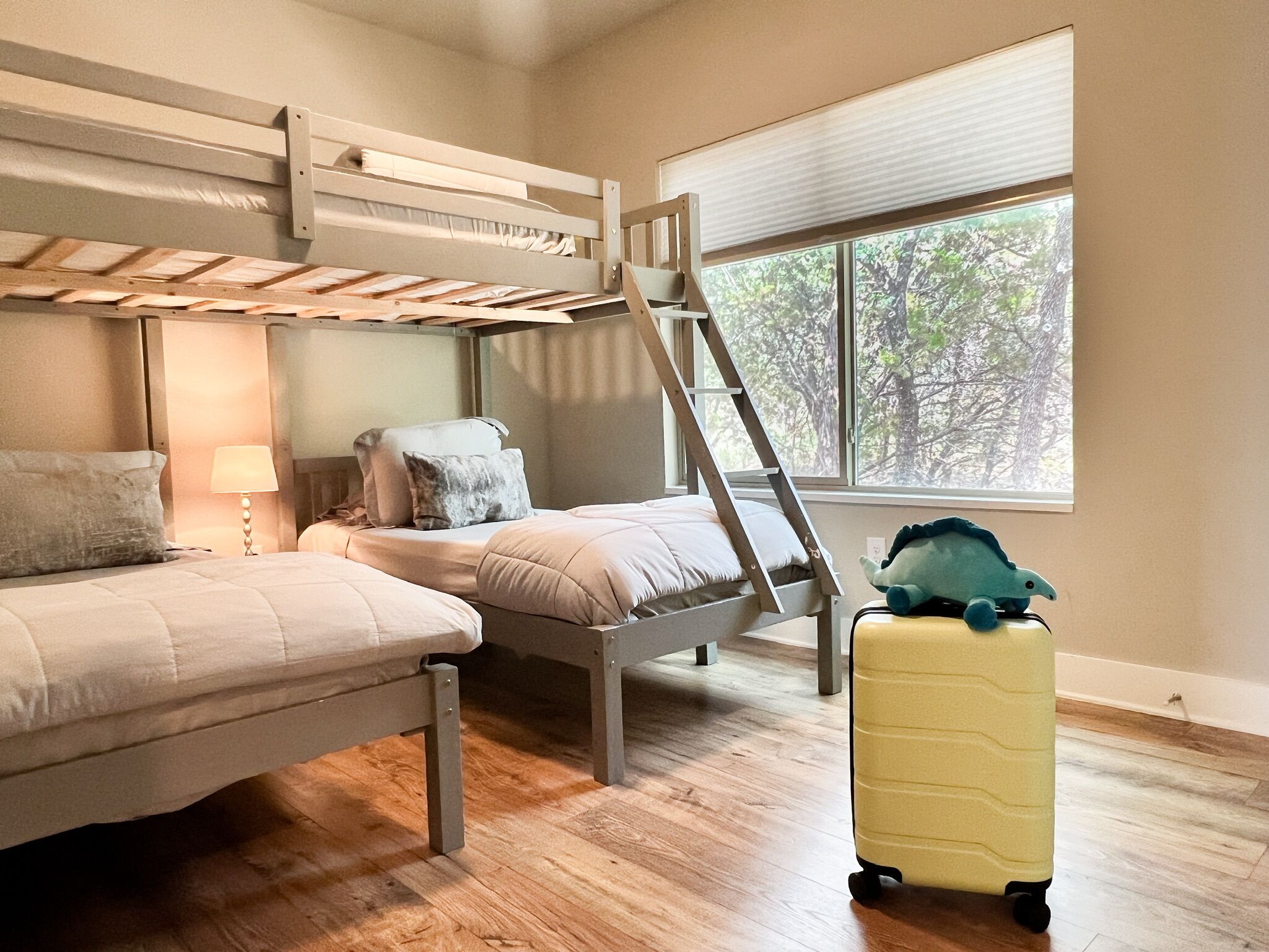 4 habitaciones, camas con efecto memoria y escritorio 