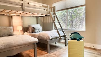 4 habitaciones, camas con efecto memoria y escritorio