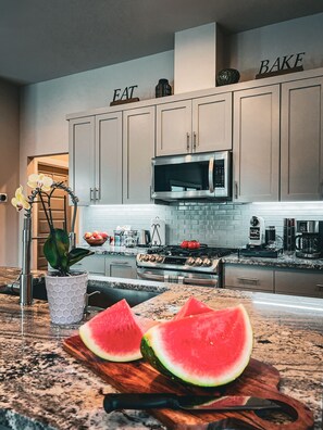 Fridge, microwave, oven, stovetop - Lago Vista Free Heated Pool Oasis-FirePit, Fishing (Lago Vista)