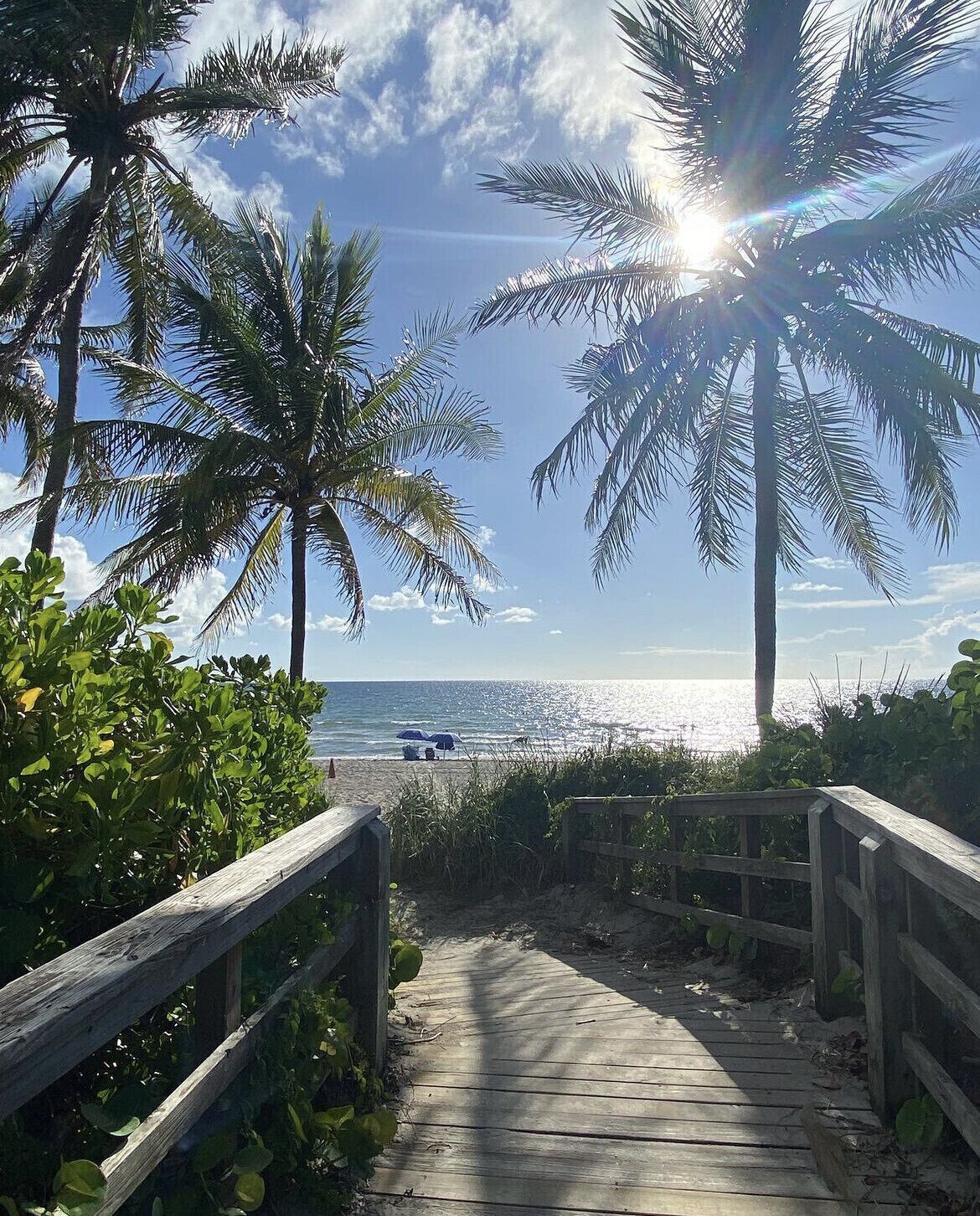 P å stranden, liggestole, badehåndklæder