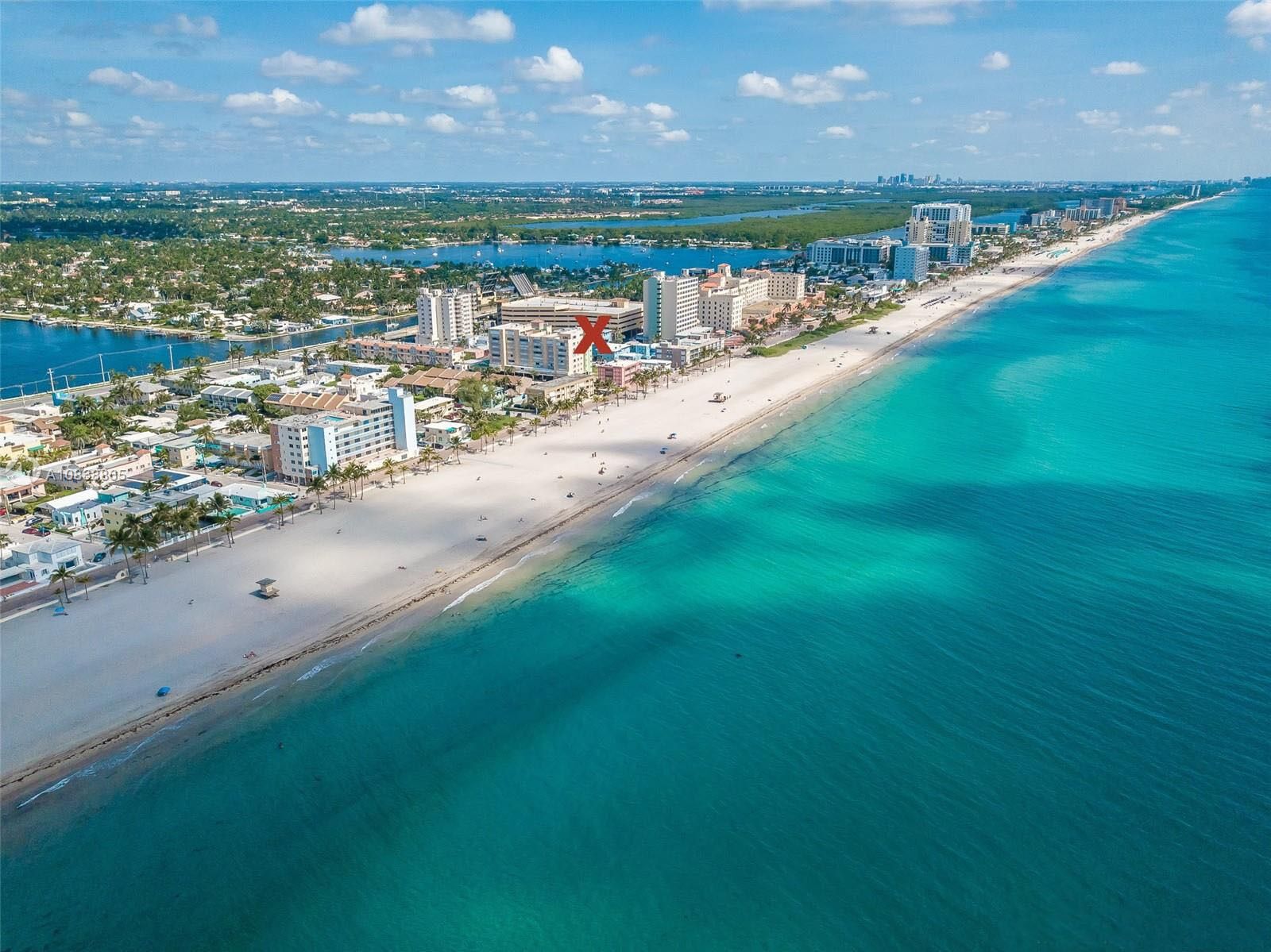 Accommodatie ligt op het strand, ligstoelen, strandlakens