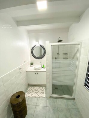 Shower, hair dryer, towels - Tropical Ivy - a peaceful getaway in St Maarten (Philipsburg St Maarten)