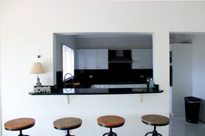 Fridge, microwave, oven, stovetop - Tropical Ivy - a peaceful getaway in St Maarten (Philipsburg St Maarten)