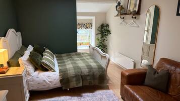 Tabla de planchar con plancha, wifi y ropa de cama