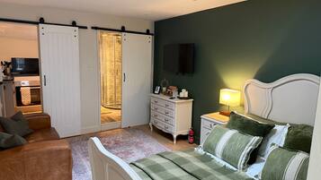 Tabla de planchar con plancha, wifi y ropa de cama