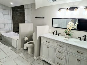 Combined shower/tub, hair dryer, towels, soap - 3BR/4BA w/ Great place for having fun in the middle of the city!!!! (Atlanta)