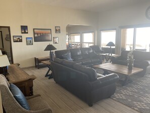 Een televisie en een open haard