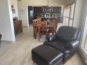 Een televisie en een open haard