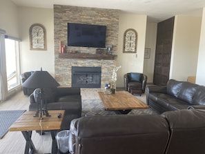 TV, fireplace