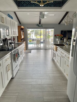 冰箱、微波炉、烤箱、炉灶