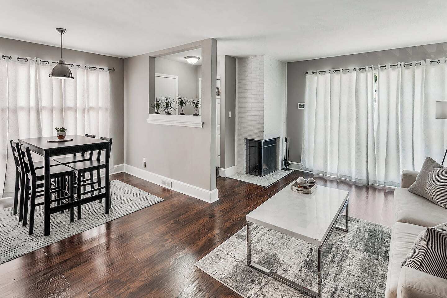 Smart-tv, eldstad och böcker