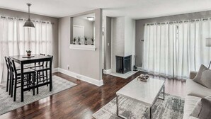Smart TV, fireplace, offices - Stylish & Updated 3BR ~ 2 mi to Uptown ~ Poker Table (Charlotte)