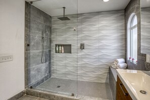 Ensemble douche/baignoire, douche à « effet pluie », sèche-cheveux