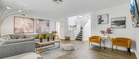 Smart TV, chimenea, oficina