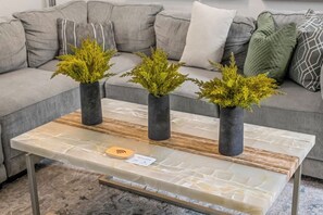 Smart-TV, Kamin, Arbeitsbereiche