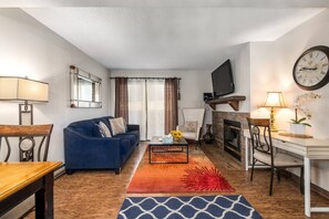 Smart TV, chimenea, libros