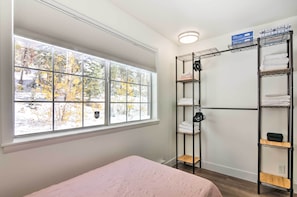 1 bedroom, desk, iron/ironing board, internet