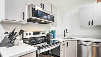 Fridge, microwave, stovetop, dishwasher