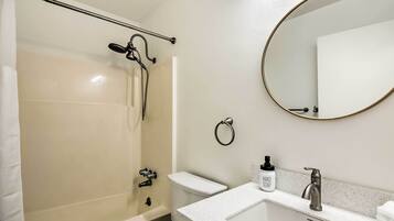 Kostenlose Toilettenartikel, Haartrockner, Handtücher