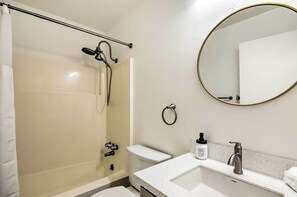 Kostenlose Toilettenartikel, Haartrockner, Handtücher