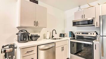 Fridge, microwave, stovetop, dishwasher