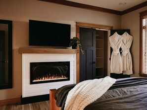 2 habitaciones, escritorio y tabla de planchar con plancha 