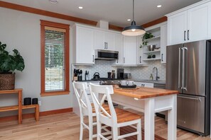 Fridge, microwave, oven, stovetop - Smoky Mountain Retreat-Peaceful & Private Stay (Metchosin)