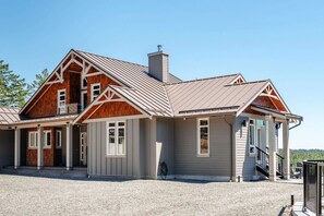 Exterior - Smoky Mountain Retreat-Peaceful & Private Stay (Metchosin)