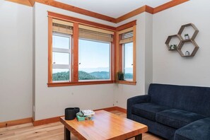 TV, fireplace - Smoky Mountain Retreat-Peaceful & Private Stay (Metchosin)