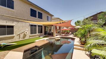 Piscina aquecida, guarda-sóis