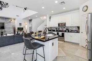 Fridge, microwave, stovetop, dishwasher
